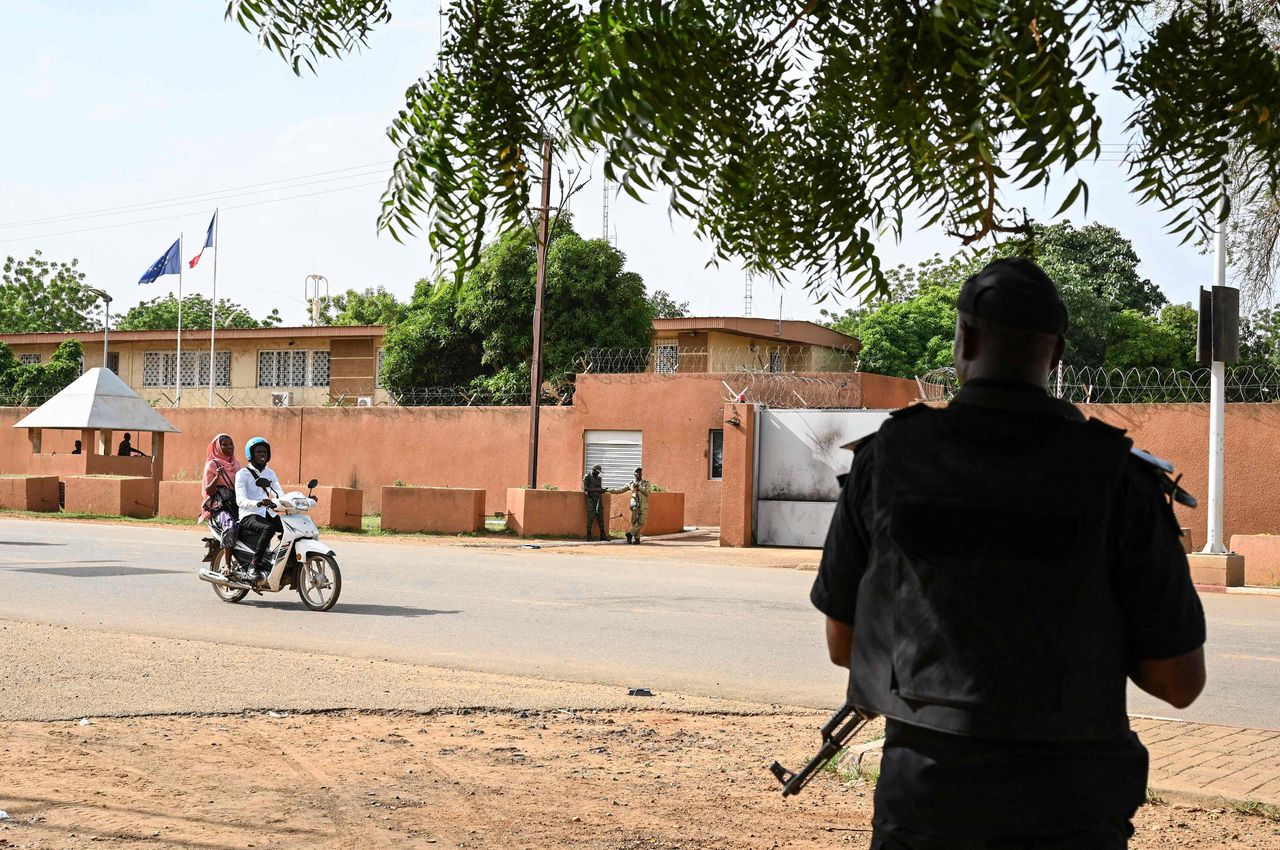 Voor Emmanuel Macron betekent het terughalen van de 1.500 militairen het „einde van de militaire samenwerking" met Niger.