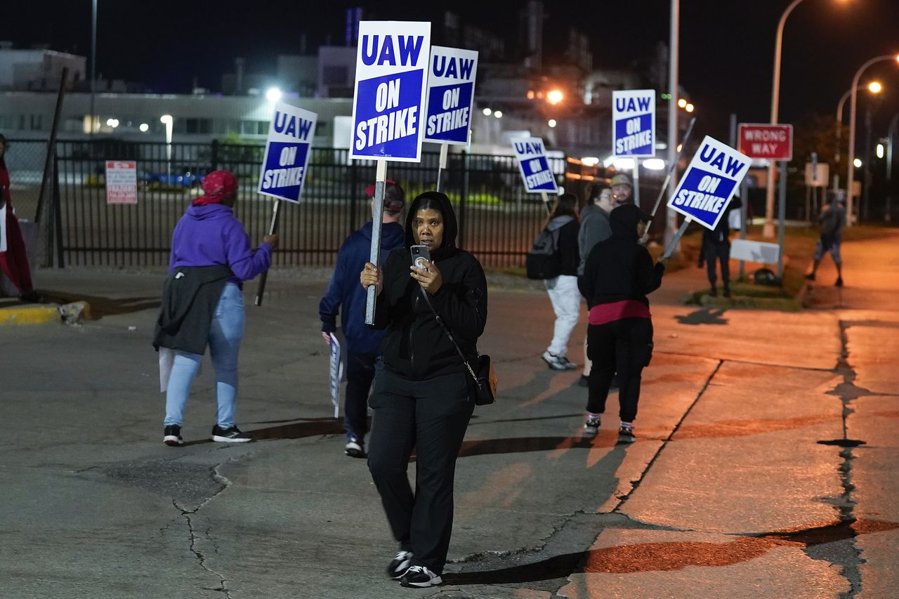 In Wayne, in de staat Michigan, staken werknemers van Ford voor een beter loon.