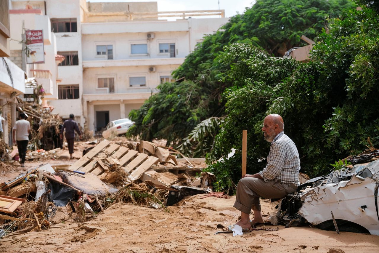 Grote delen van de Libische kustplaats Derna zijn verwoest door de storm.