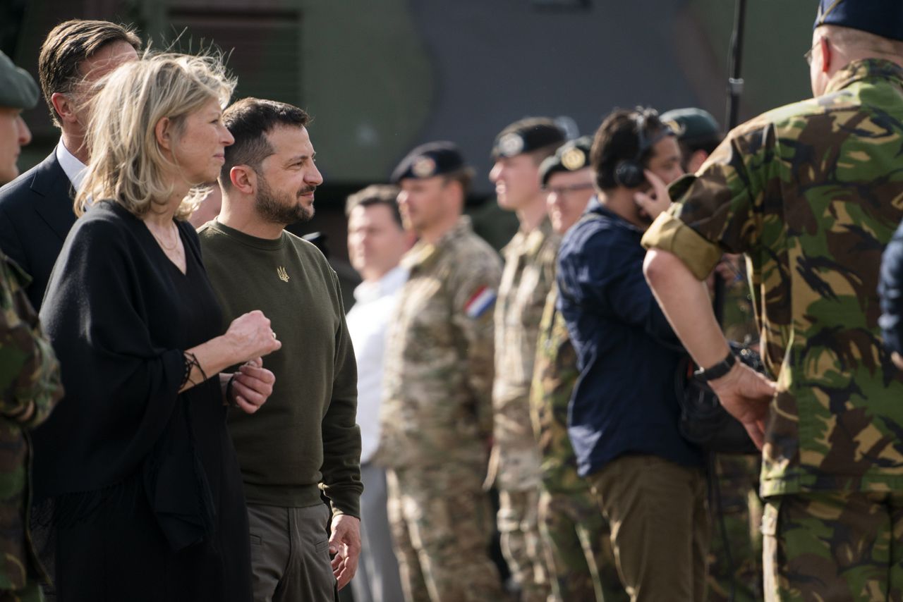 De Oekraïense president Volodymyr Zelensky, demissionair premier Mark Rutte en demissionair defensieminister Kajsa Ollongren (D66) tijdens een bezoek aan de militaire basis Kamp Soesterberg.