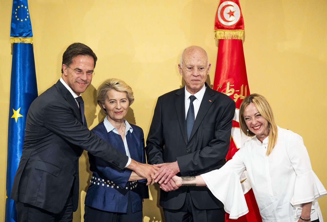 Demissionair minister-president Mark Rutte, Europese Commissievoorzitter Ursela Von der Leyen en de Italiaanse minister-president Giorgia Meloni tijdens een ontmoeting met de Tunesische president Kais Saied. Tijdens het bezoek wordt er gesproken over een migratiedeal tussen de Europese Unie en Tunesië.