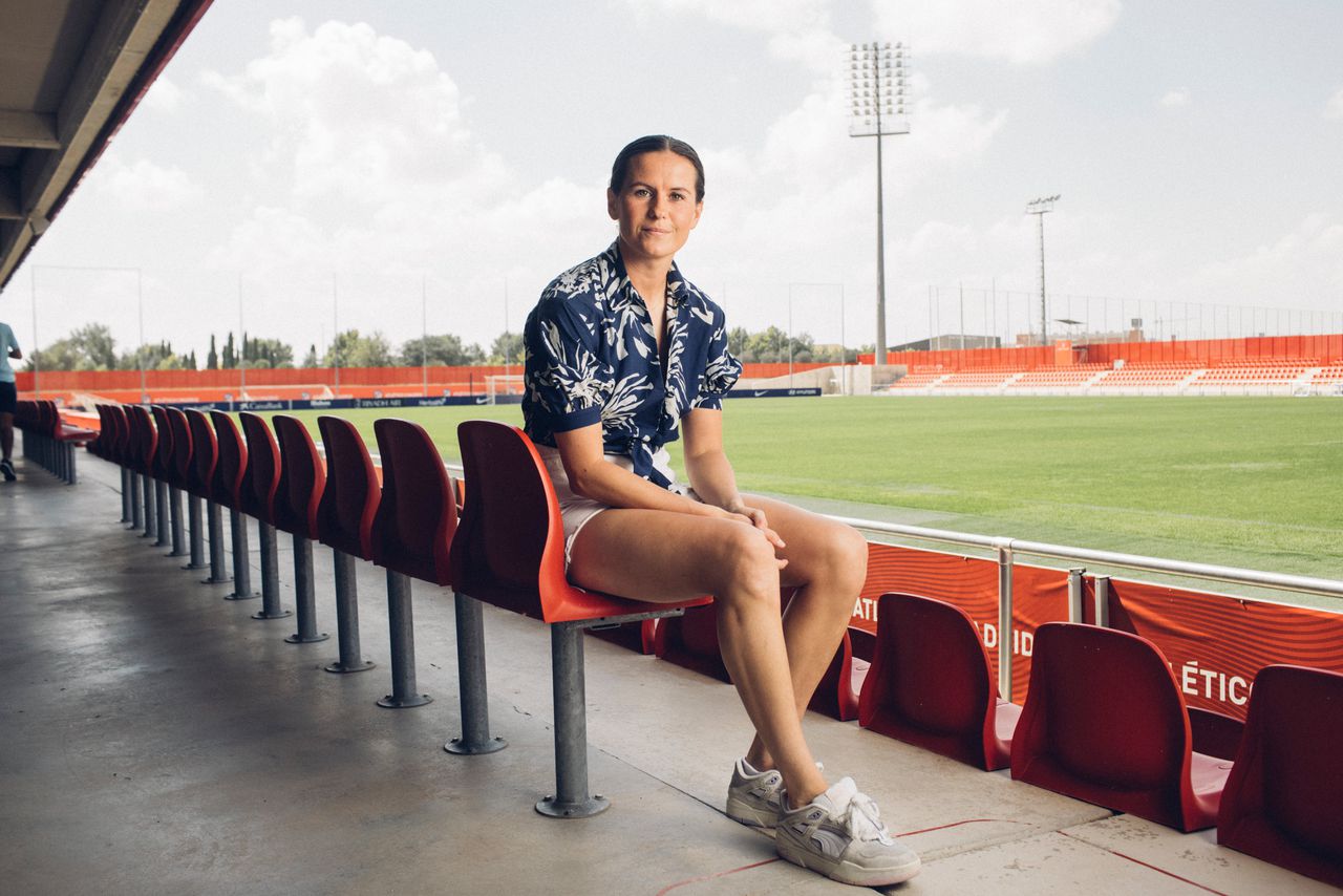 Merel van Dongen op het terrein van Atletico Madrid. „Ik had vroeger van z’n langzalzeleven niet gedacht dat ik mijn geld met voetbal zou verdienen.”