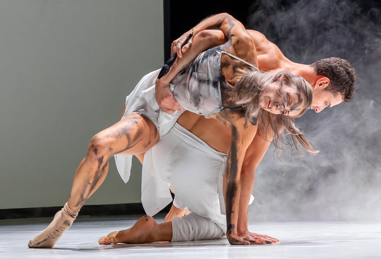 Scène van het zelfstandige duet ‘Pure’ van choreograaf Sidi Larbi Cherkaoui.