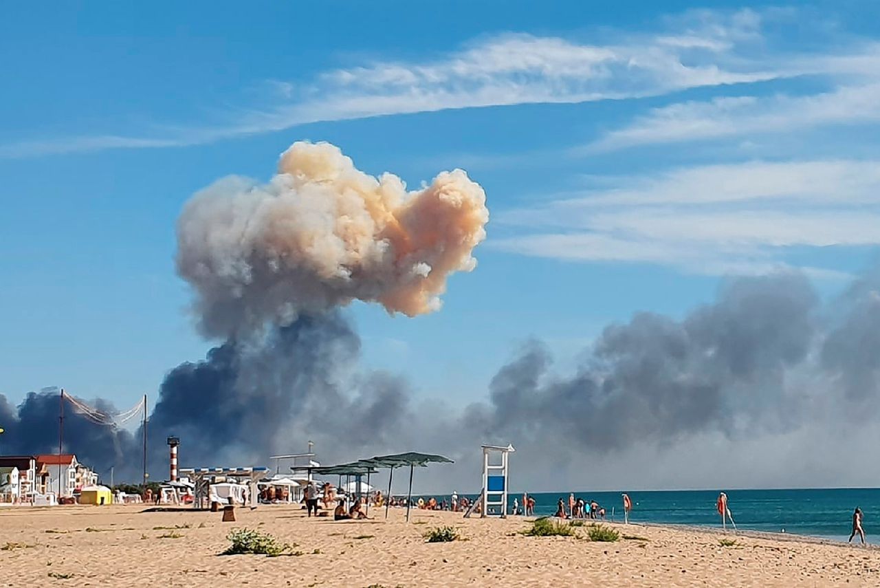 Opstijgende rook was vorige maand te zien vanaf het strand van Saki, op de Krim, nadat er explosies waren gehoord vanuit de richting van een Russische militaire vliegbasis nabij Novofedorivka.