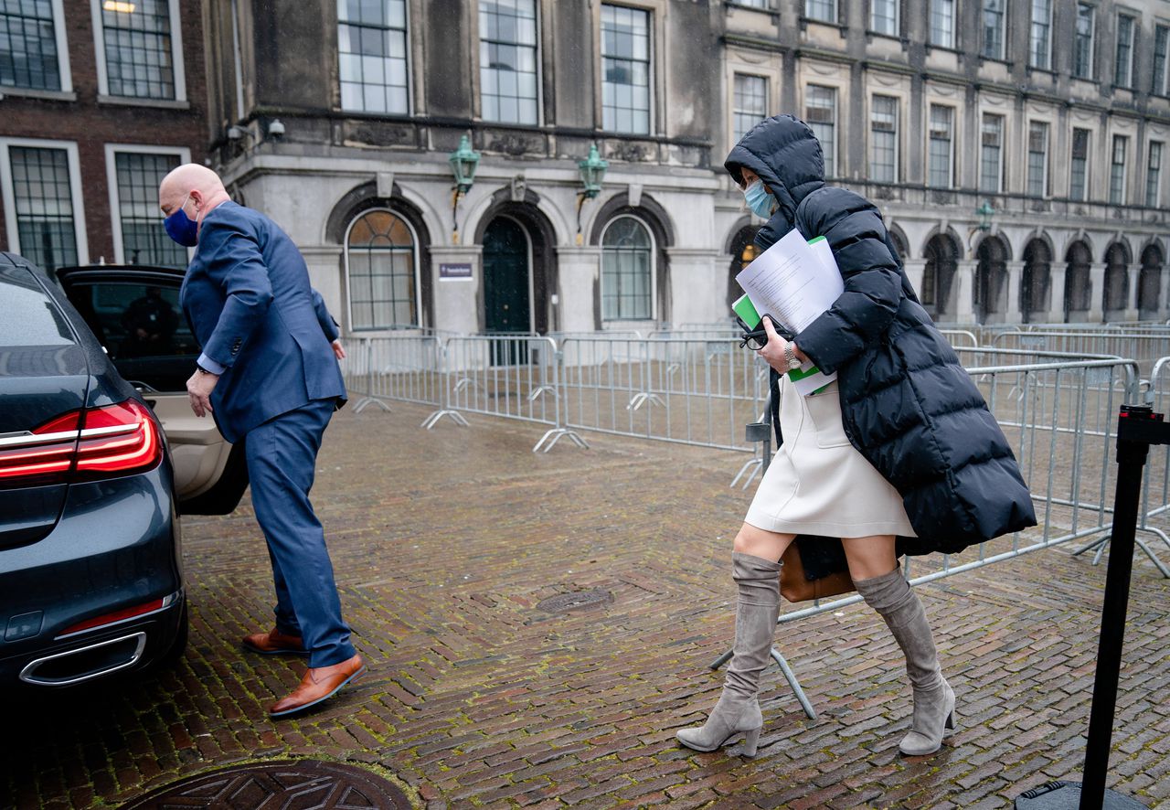 De beruchte foto van verkenner Kajsa Ollongren, met onder haar arm de aantekeningen met daarop de woorden ‘Omtzigt, functie elders’.