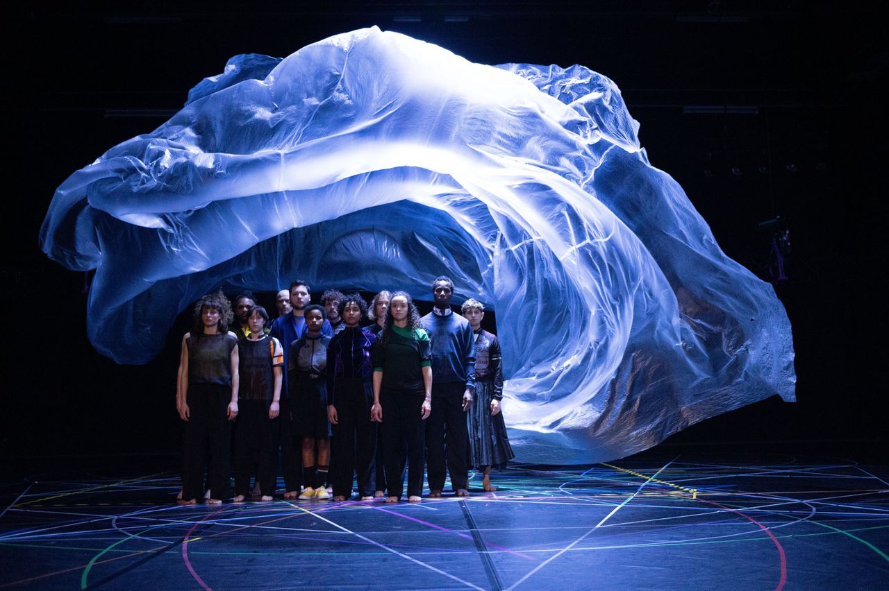 Scène uit de voorstelling ‘Exit Above’ van Rosas en Anne Teresa De Keersmaeker.