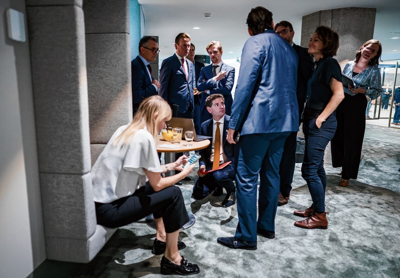 In de wandelgangen zoeken Kamerleden bij elkaar meerderheden voor hun voorstellen. Jan Paternotte (D66) overlegt met collega’s van onder meer GroenLinks, PvdA en ChristenUnie.