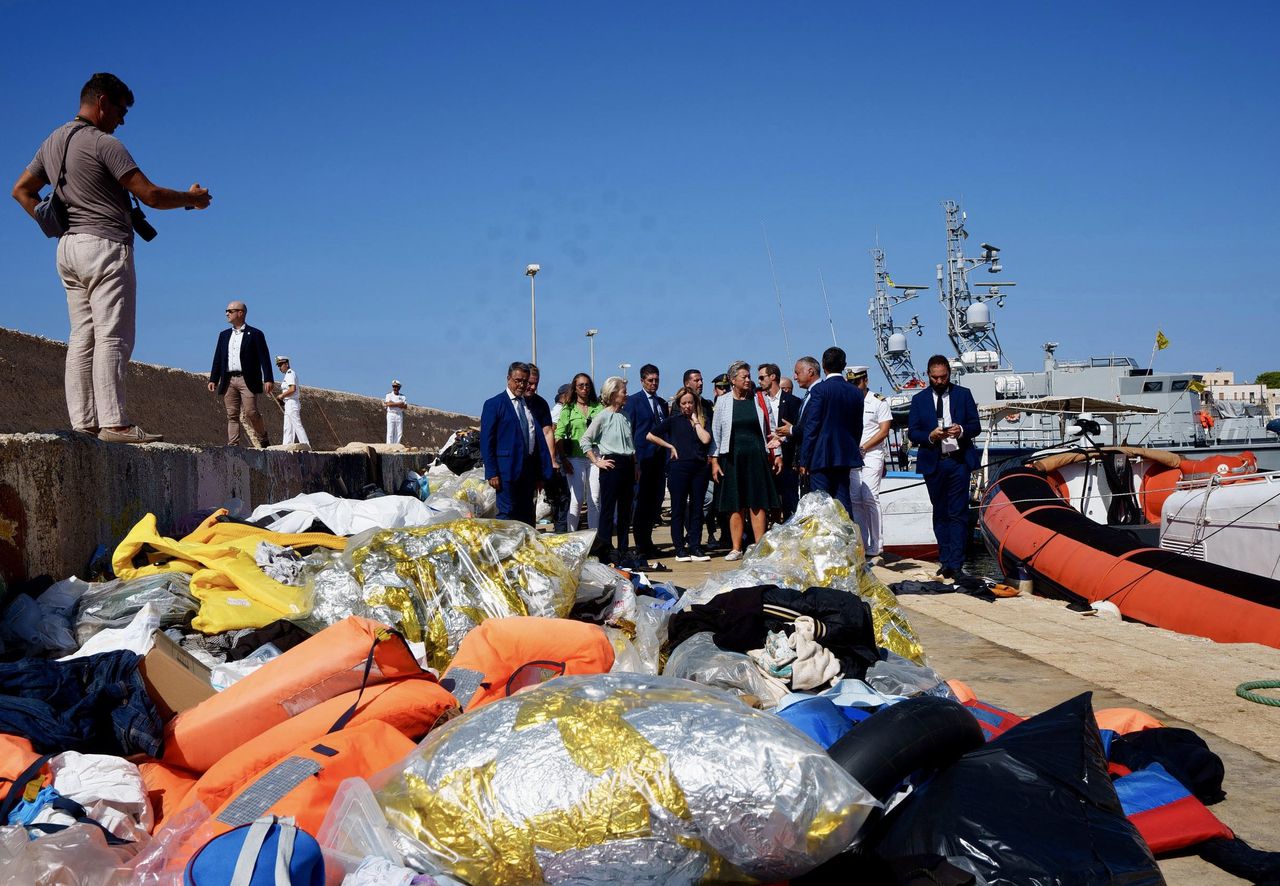 Ursula von der Leyen, voorzitter van de Europese Commissie, en de Italiaanse premier Georgia Meloni zondag tijdens een bezoek aan het Italiaanse eiland Lampedusa.