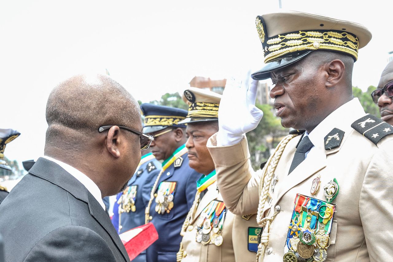 Brice Oligui Nguema (rechts) is een neef is van de afgezette president Ali Bongo.