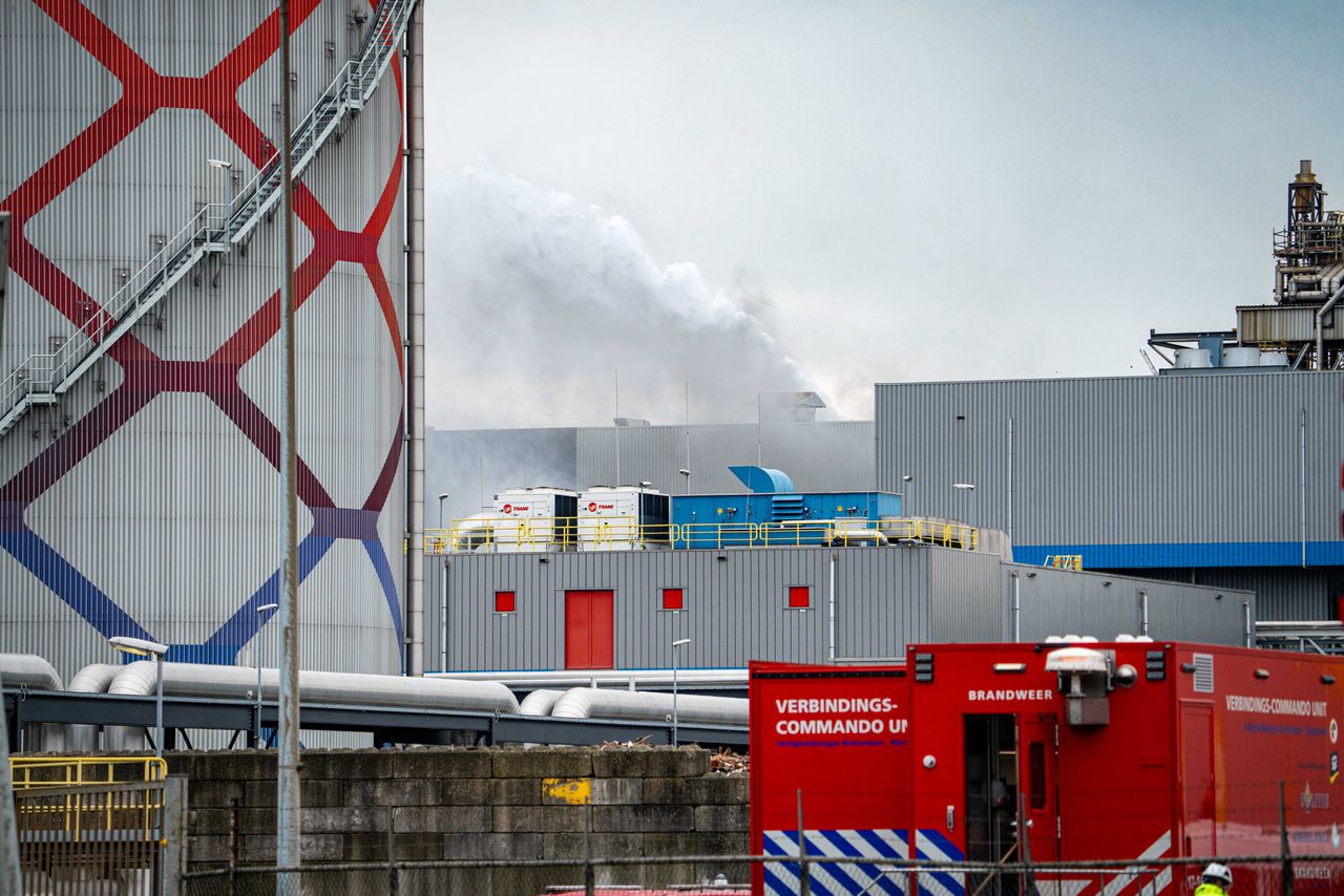 De brandweer blust de brand bij afvalverweker AVR met de inzet van een waterkanon.