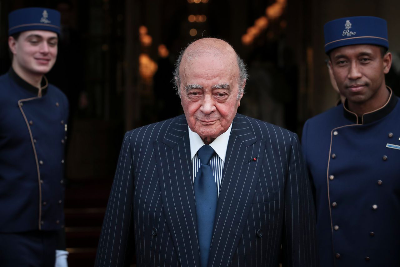 Mohamed al-Fayed in 2016, geflankeerd door personeel van zijn Ritz Hotel in Parijs.