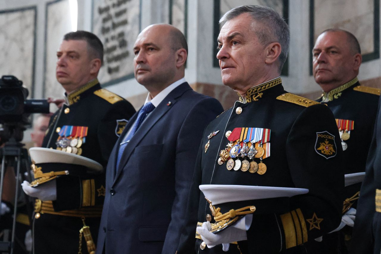 Vice-admiraal Viktor Sokolov (rechts), hier gefotografeerd bij een herdenkingsdag voor de oprichting van de Zwarte Zeevloot, in mei van dit jaar. Foto Sergei Malgavko/Tass/ Abacapress.com