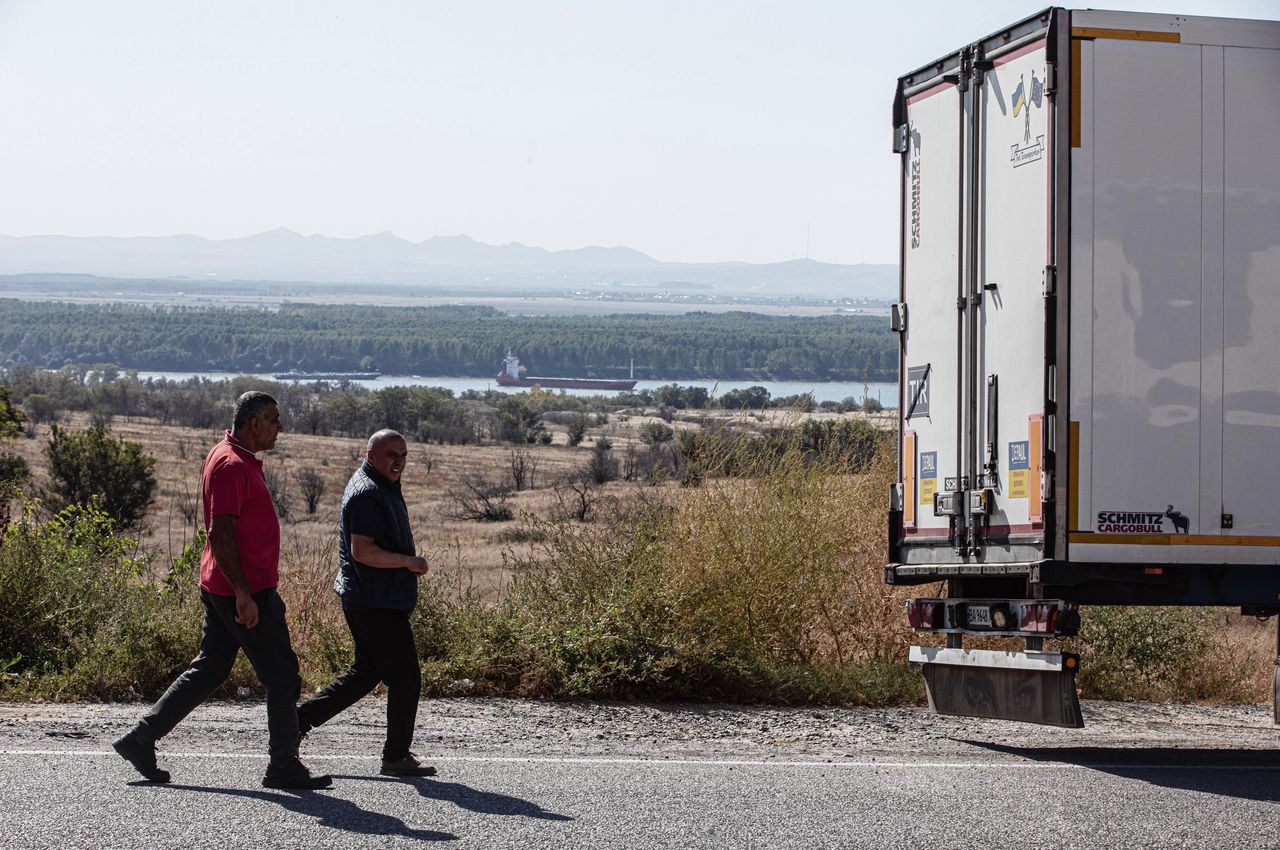 Vrachtwagenchauffeurs bij het Oekraïense havenstadje Reni. Aan de overkant ligt Roemenië.