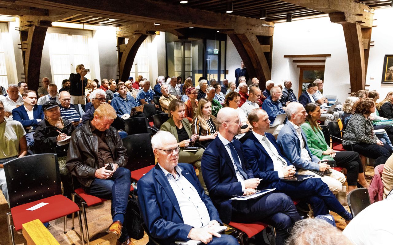 Omwonenden tijdens de hoorzitting in Dordrecht van de Provinciale Staten Zuid-Holland met de directie van Chemours over PFAS-lozingen. De fabriek in Dordrecht ligt onder vuur.