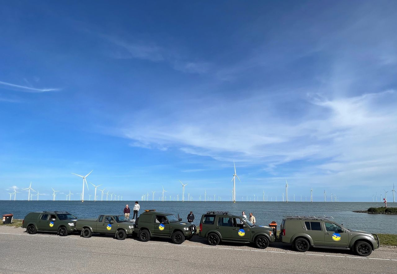 Het konvooi bij vertrek op de Afsluitdijk.