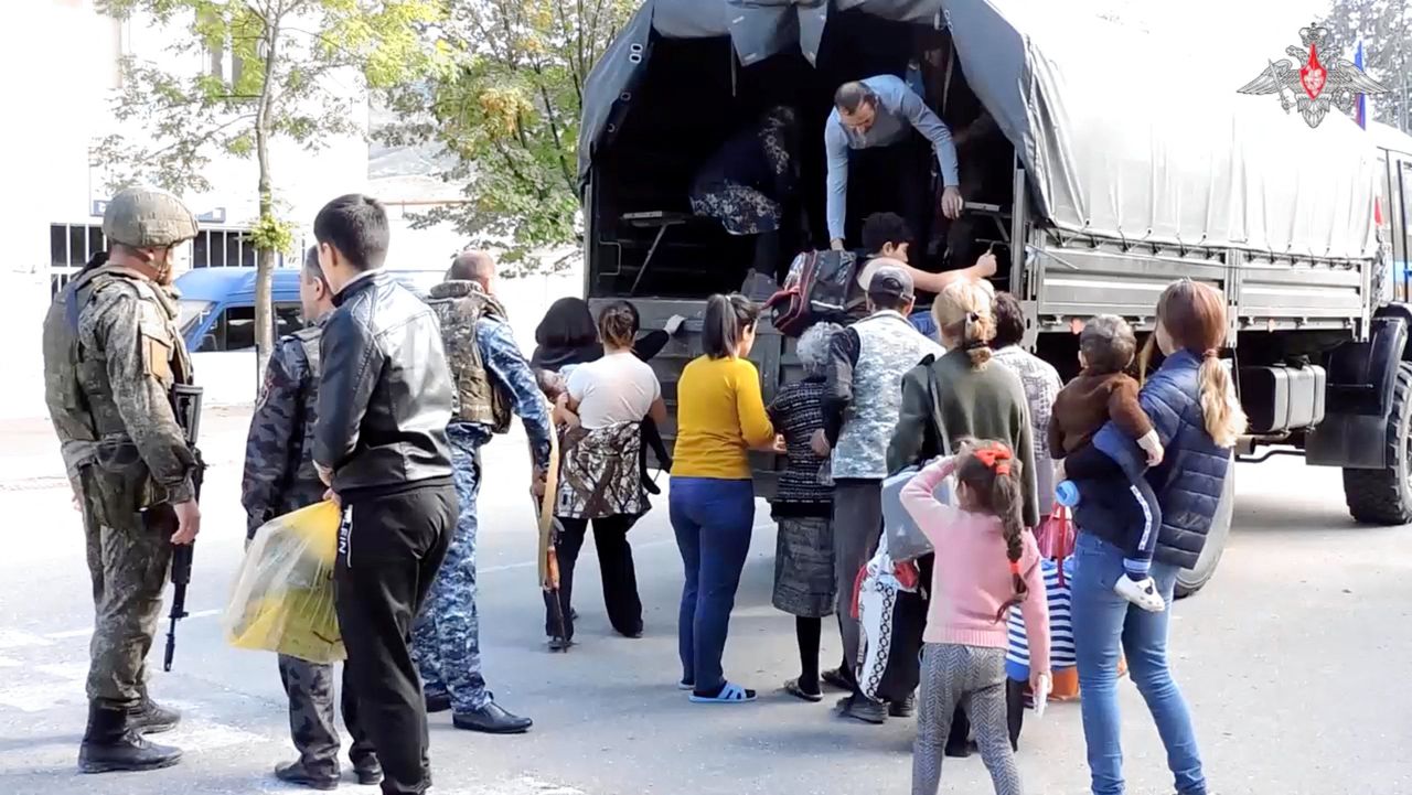 Russische troepen tijdens de evacuatie van etnisch Armeense burgers.