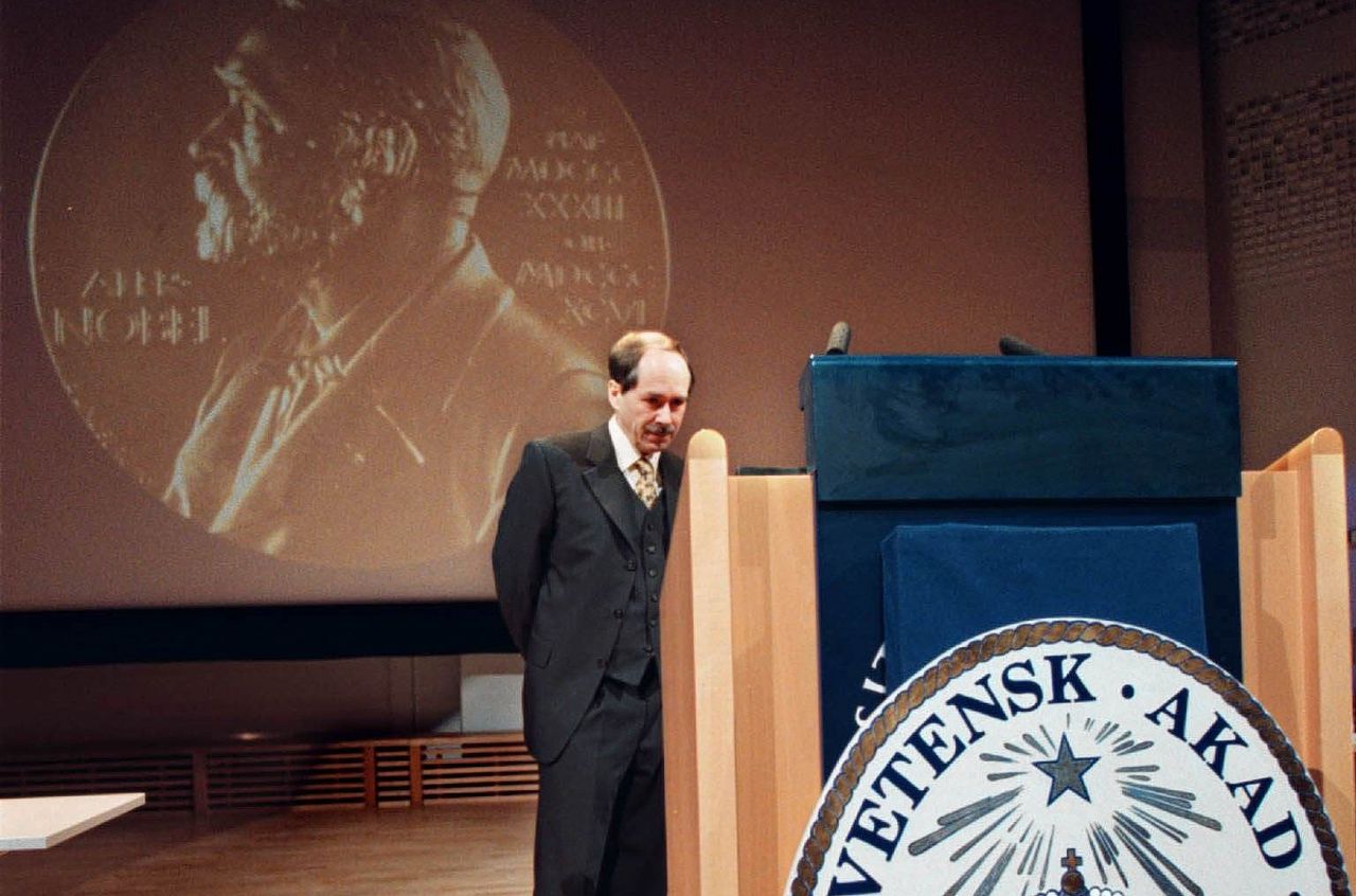 Gerard ’t Hooft bij de Nobelceremonie in 1999.