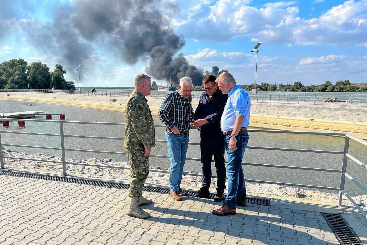 De Roemeense minister van Defensie, Angel Tilvar (tweede van links), bracht woensdag een bezoek aan de Roemeense oever van de Donau, aan de grens met Oekraïne.