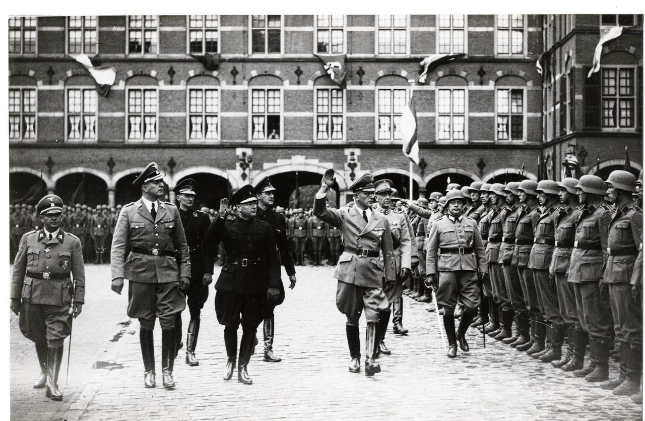 Inspectie van het eerste Nationaal Socialistische Bataljon, op het Binnenhof in 1941. Eerste rij, tweede van rechts (met opgeheven arm) is Rijkscommissaris Arthur Seyss-Inquart.