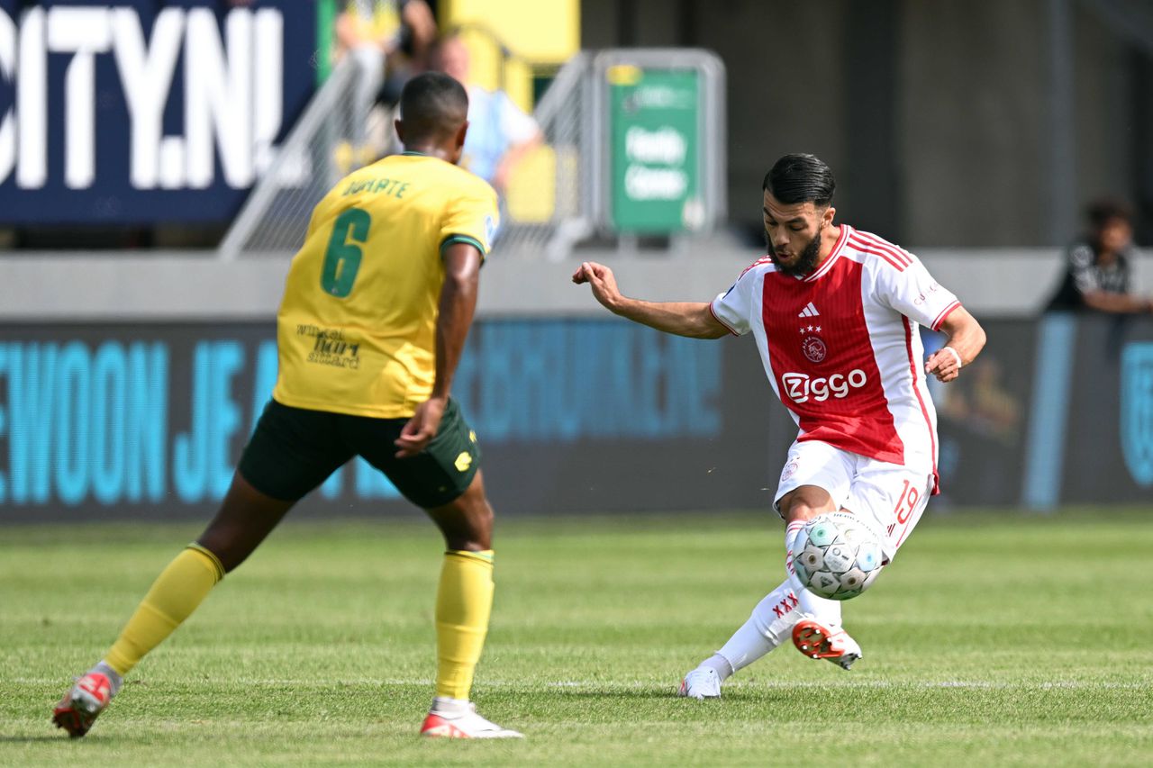 Deroy Duarte van Fortuna Sittard (links) in duel met Ajax-nieuweling Georges Mikautadze.