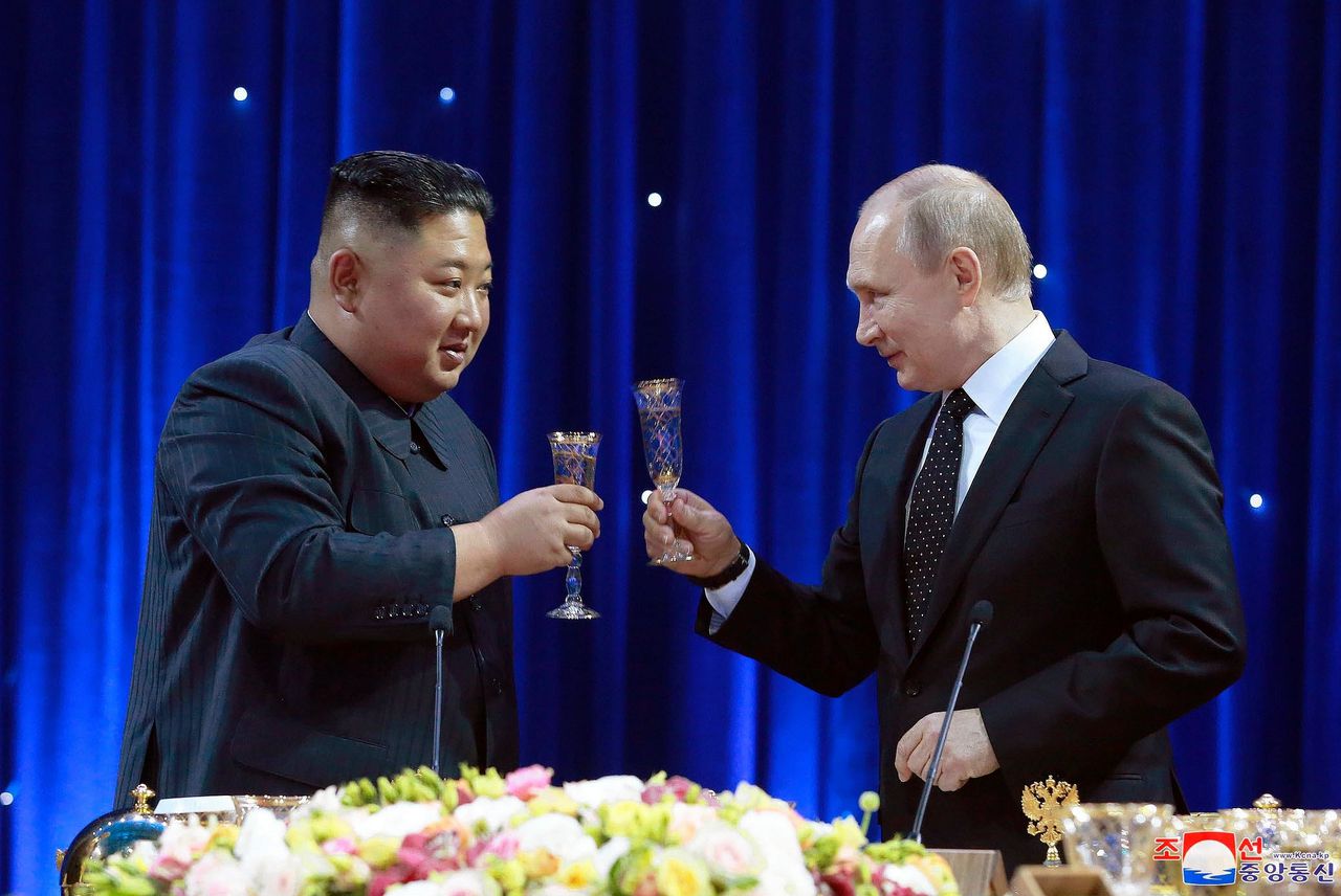 De Noord-Koreaanse leider Kim Jong-un (links) en de Russische president Vladimir Poetin tijdens een ontmoeting in Vladivostok in 2019.