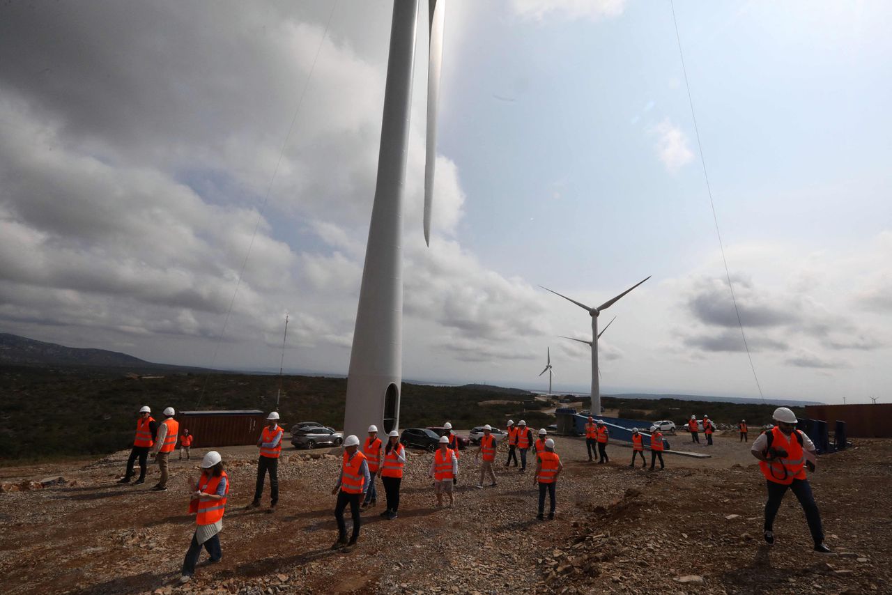 Een windmolenpark in aanbouw in het zuiden van Frankrijk. Politici in heel Europa krabbelen terug met klimaatbeleid uit vrees voor maatschappelijke weerstand.