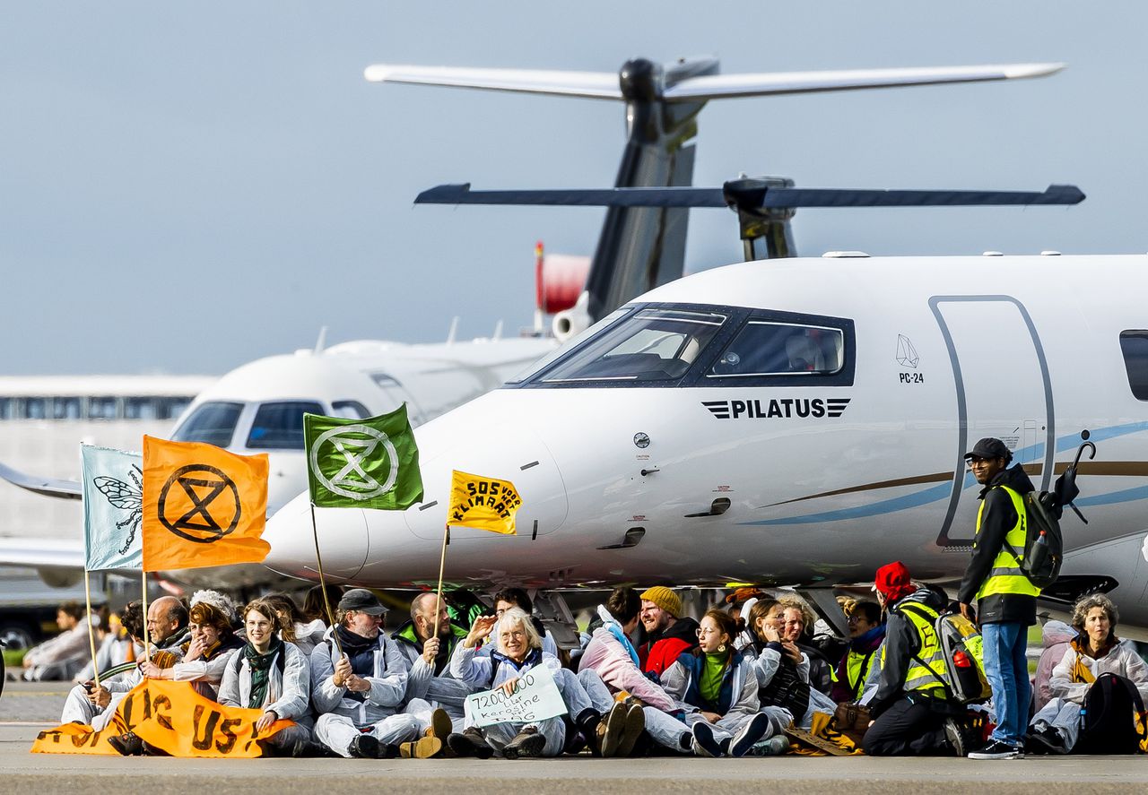 Organisaties als Extinction Rebellion protesteerden in november vorig jaar voor het klimaat door de privéjets op Schiphol te blokkeren.