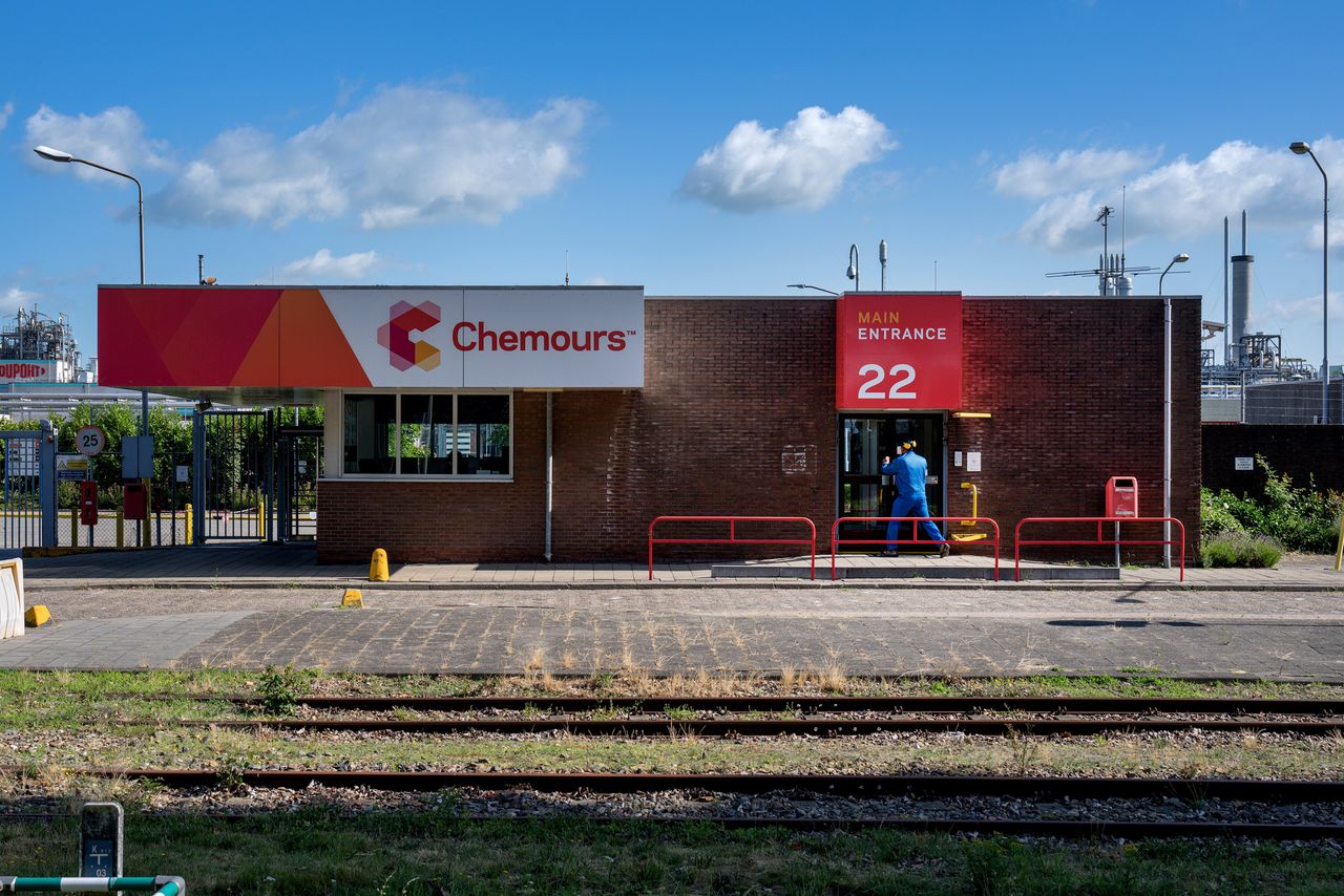 De hoofdingang van Chemours in Dordrecht.