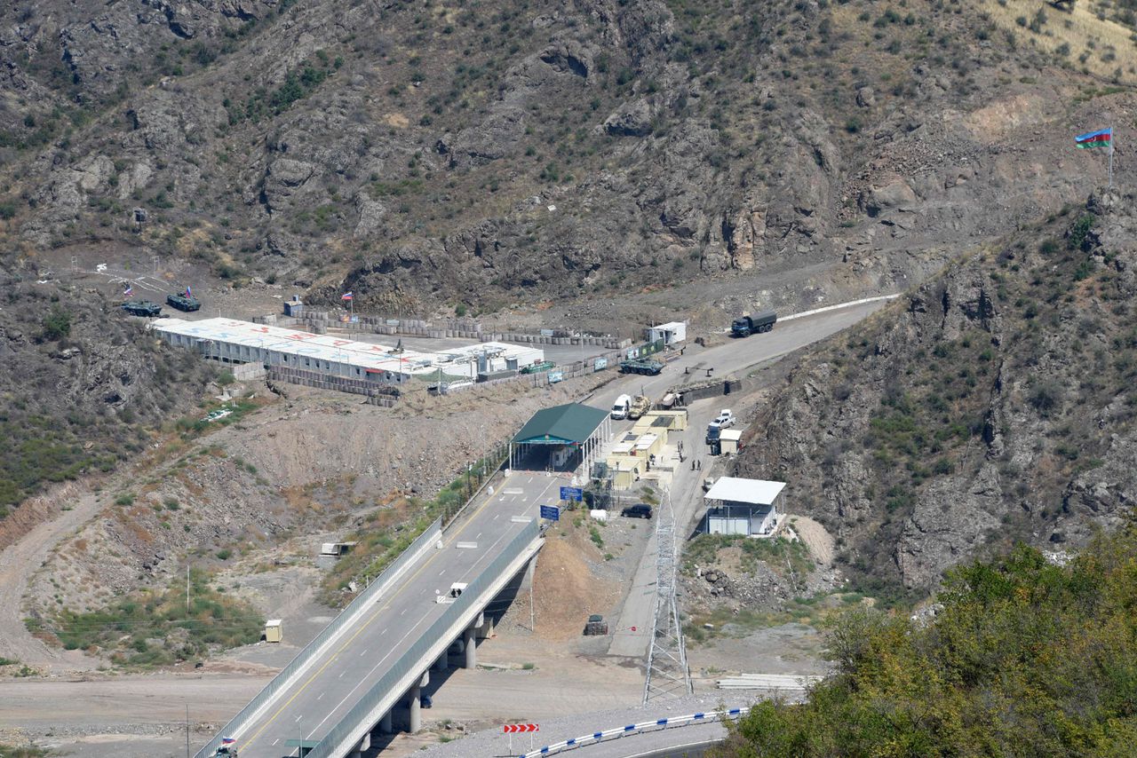 De Lachin-bergpas, die Azerbeidzjan met Nagorno-Karabach verbindt, is een van de belangrijkste aanvoerroutes naar de enclave.