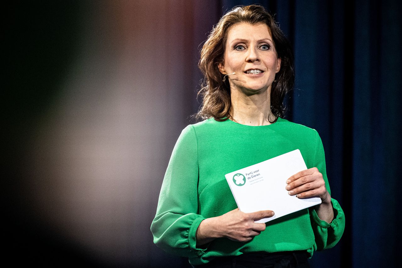 Partijleider Esther Ouwehand geeft een speech tijdens de aftrap van de verkiezingscampagne van de Partij voor de Dieren. Foto ANP/ROB ENGELAAR