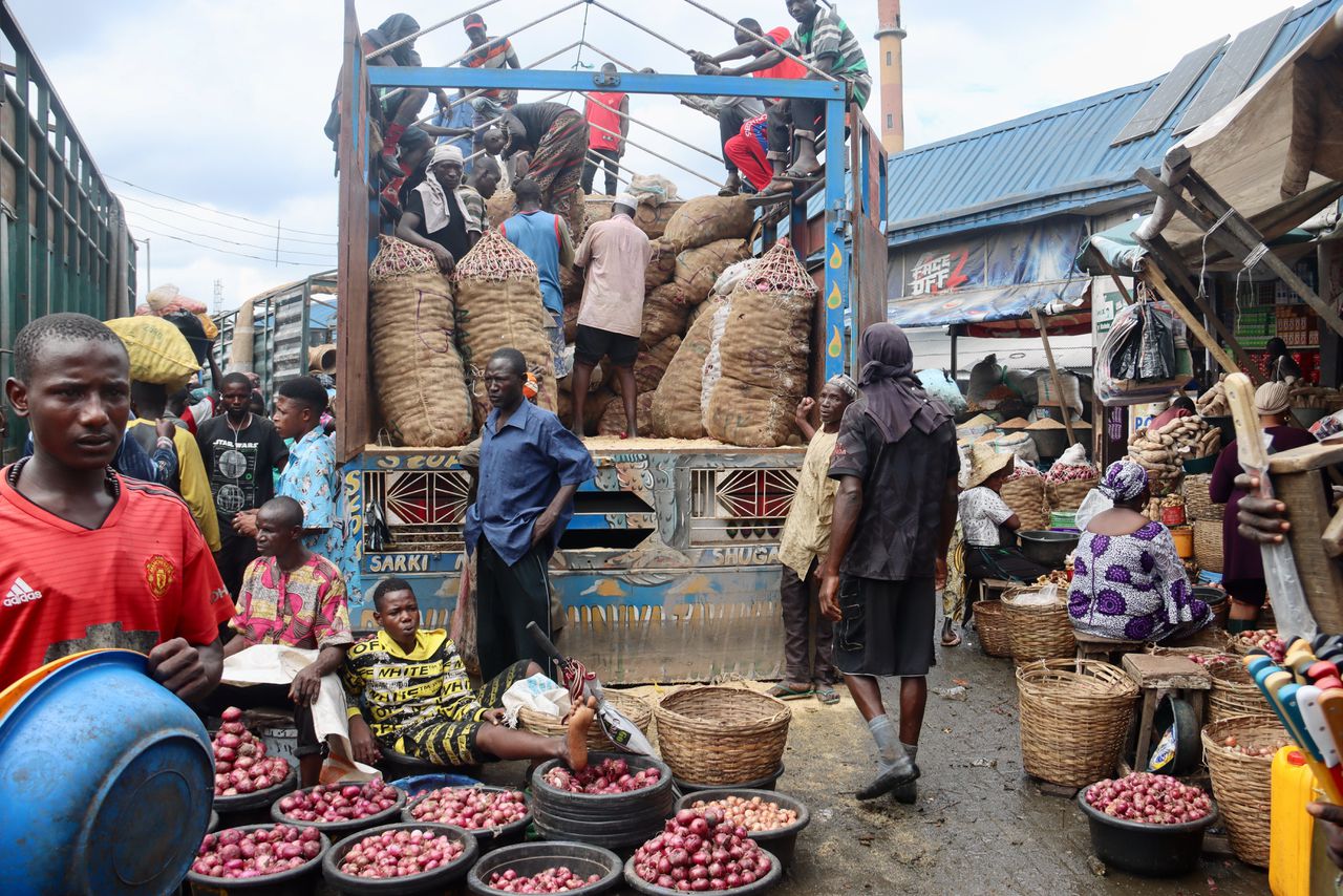 Een lading uien wordt verwerkt op de Mile 12 International Market in Lagos.