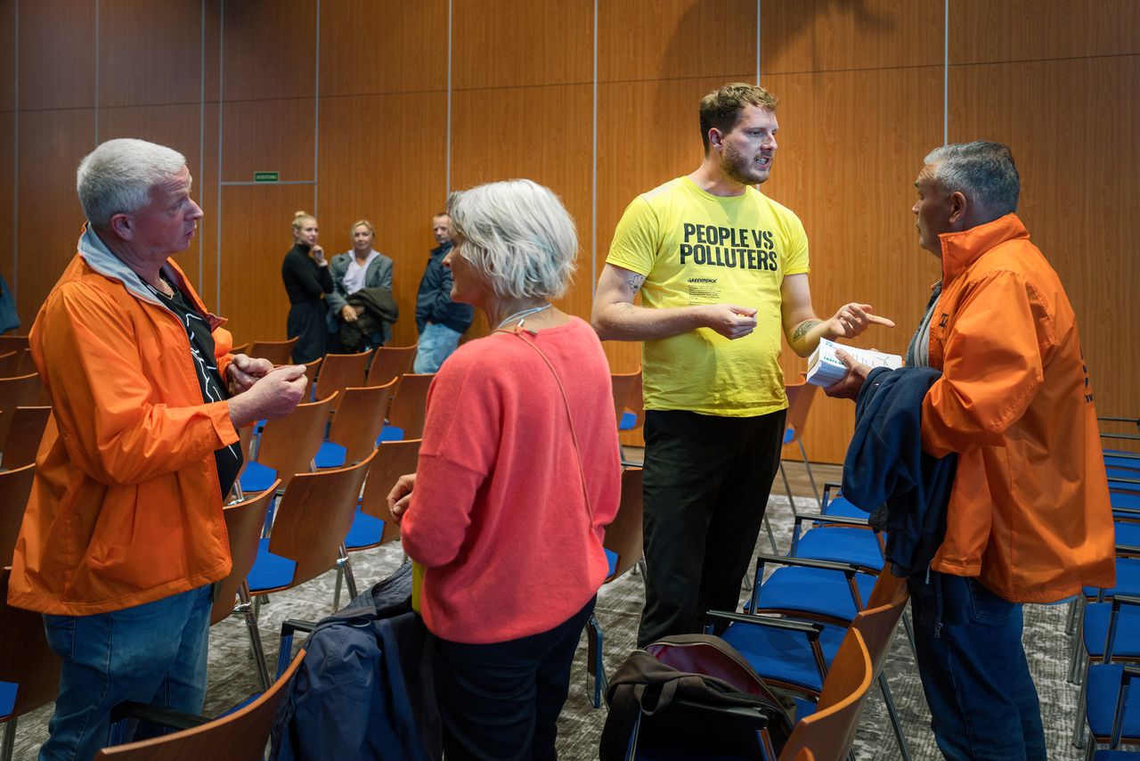 Na afloop gingen verschillende panelleden nog in gesprek met aanwezigen. Rechts Jelle Zijlstra van Greenpeace met een werknemer van Tata Steel (in oranje).