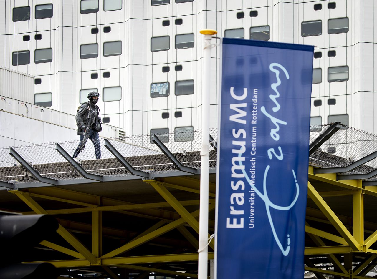 Politieagenten van de dienst speciale interventies bij het Erasmus MC Rotterdam.