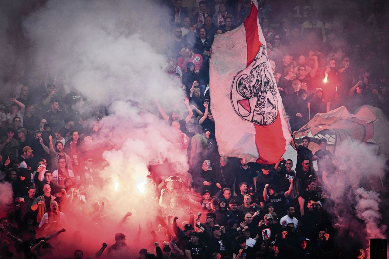 Ajax supporters steken vuurwerk af in de Johan Cruijff ArenA op 24 september 2023