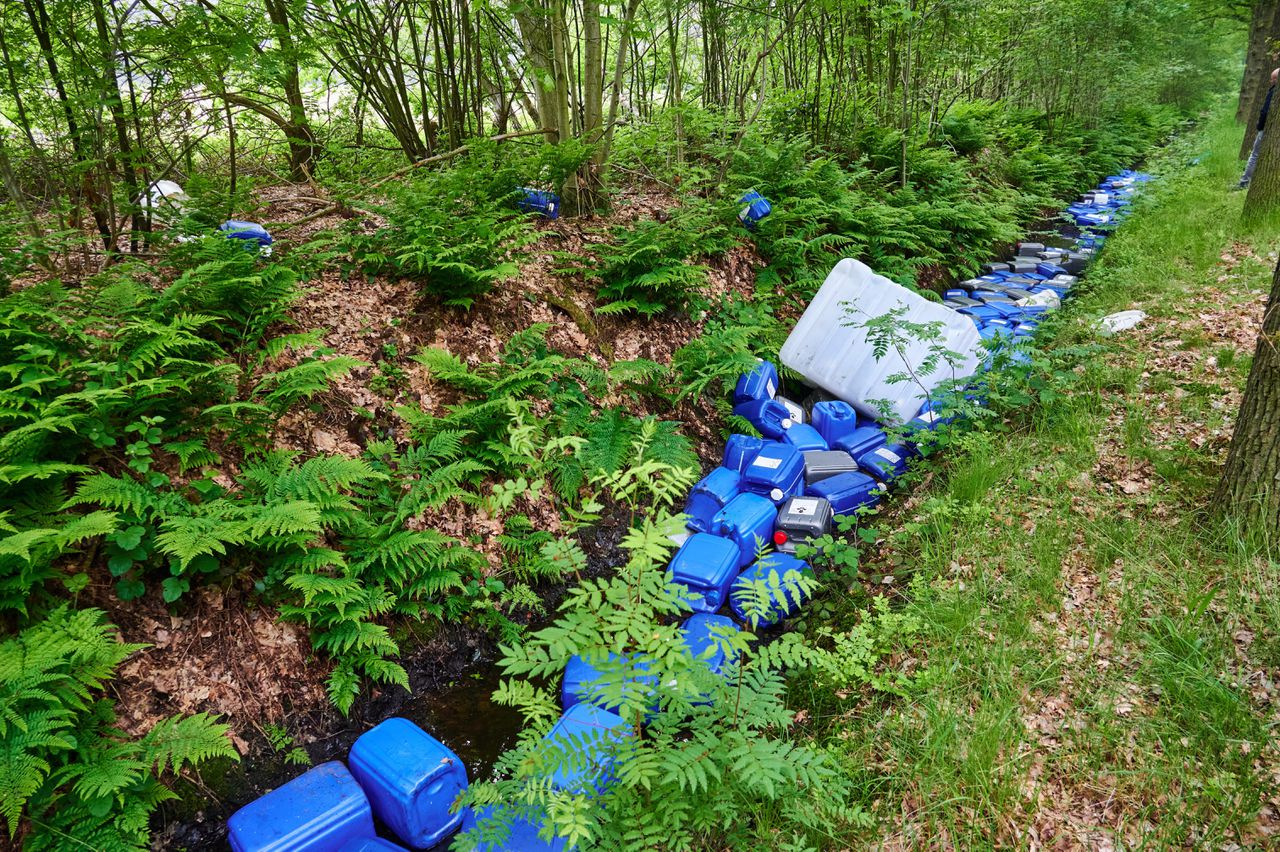 Gedumpt drugsafval in een Brabants bos.