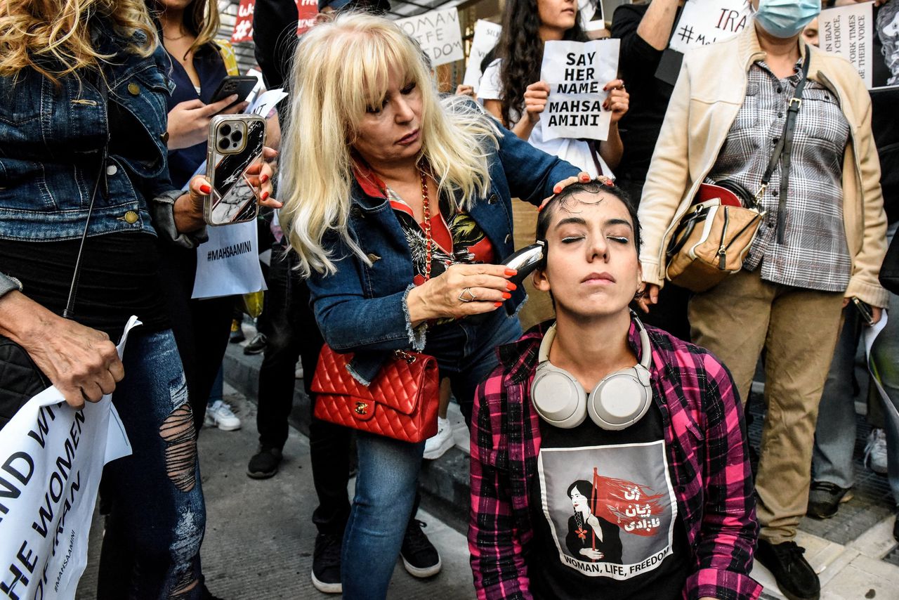 Bij protesten tegen het regime in Iran vorig jaar in New York lieten vrouwen hun haar afknippen.