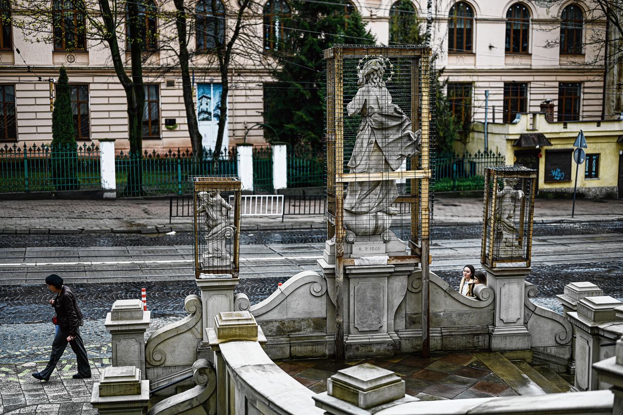 De St. Antonius kerk in Lviv, waarvan de beelden sinds de grootschalige invasie in 2022 door een groep Poolse en Oekraïense conservators met kooien worden beschermd.