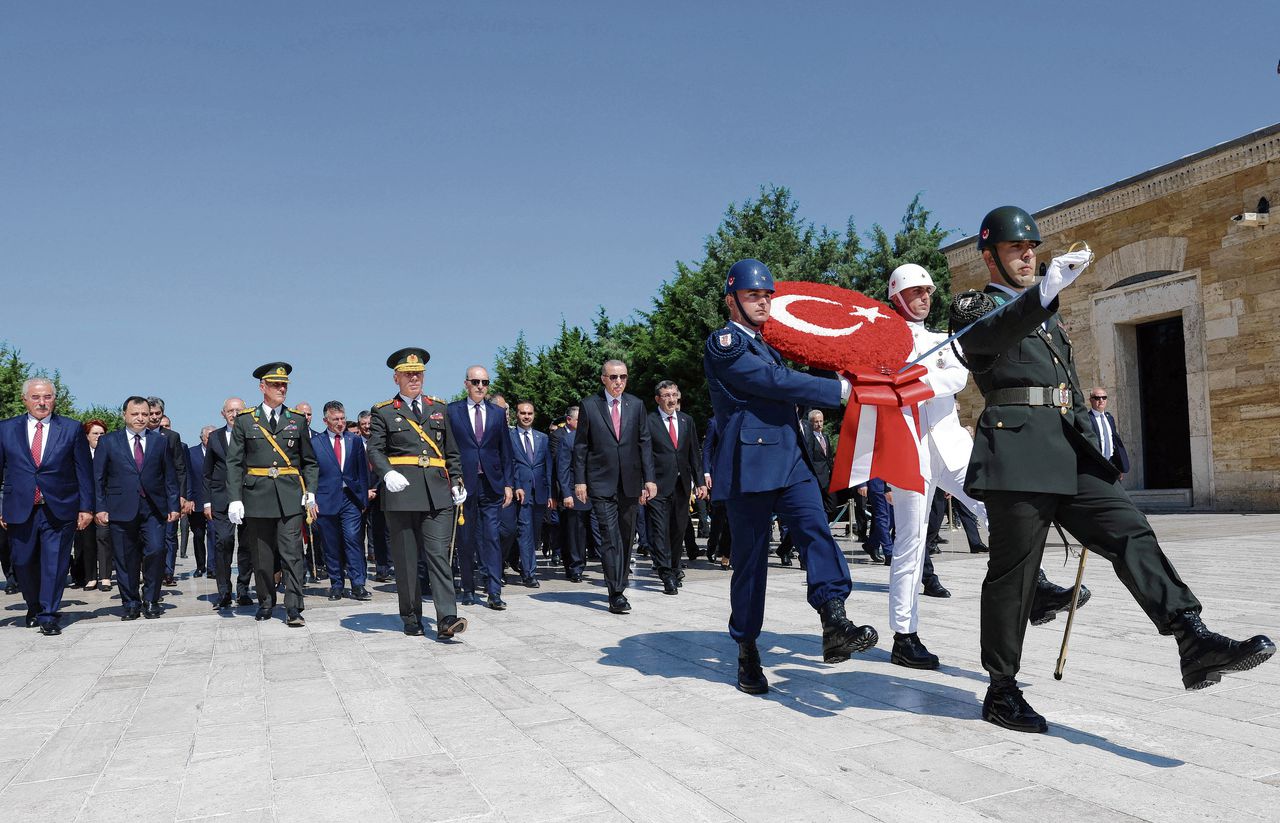 Erdogan bij het mausoleum van Atatürk in Ankara.