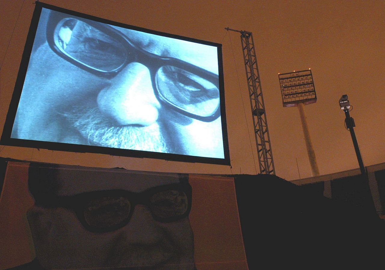 Beelden van voormalig Chileense president Salvador Allende tijdens een herdenkingsbijeenkomst in het nationale stadion van Santiago.