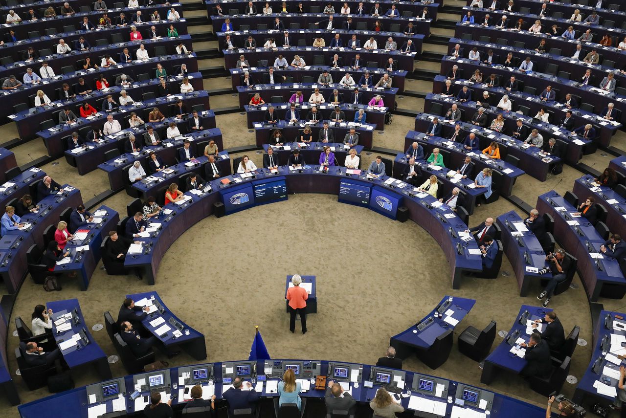 EU-president Ursula von der Leyen spreekt in Straatsburg het Europees Parlement toe.