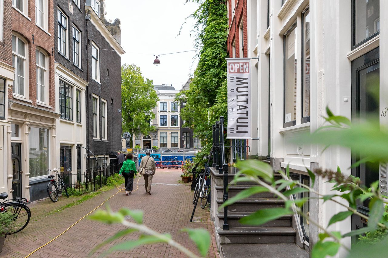 De Korsjespoortsteeg in Amsterdam waar (rechts) het Multatuli Museum is gevestigd in het geboortehuis van de schrijver.