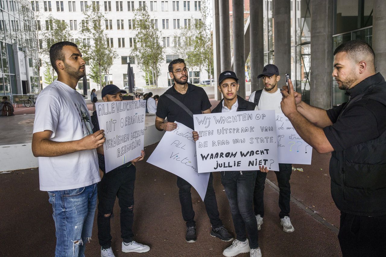 Demonstratie van derdelanders bij het IND-gebouw in Den Haag.