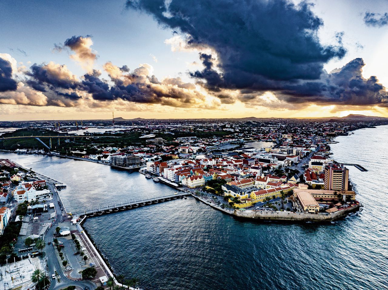 Een dronefoto van Willemstad, de hoofdstad van Curaçao. Als gevolg van de lening is er meer toezicht van Den Haag op de financiële huishouding op Curaçao, Sint Maarten en Aruba.