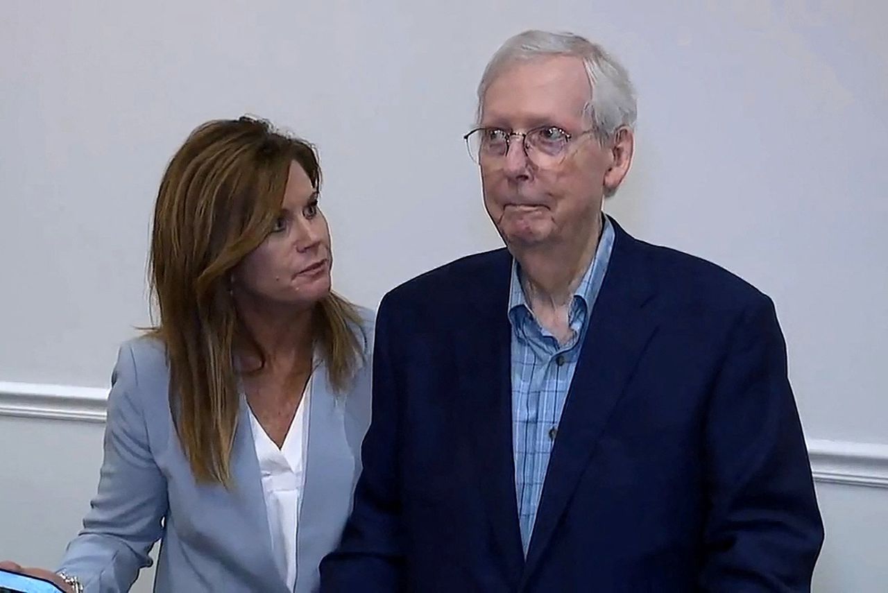 Mitch McConnell, de Republikeinse fractievoorzitter in de Senaat, bevriest tijdens een gesprek met de pers, woensdag in zijn thuisstaat Kentucky.