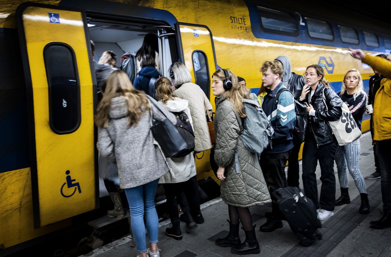 Reizigers in de ochtendspits op station Utrecht Centraal.