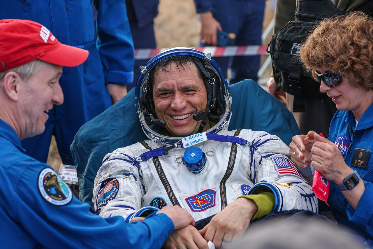 Astronaut Frank Rubio kwam woensdag na ruim een jaar in de ruimte terug op aarde.