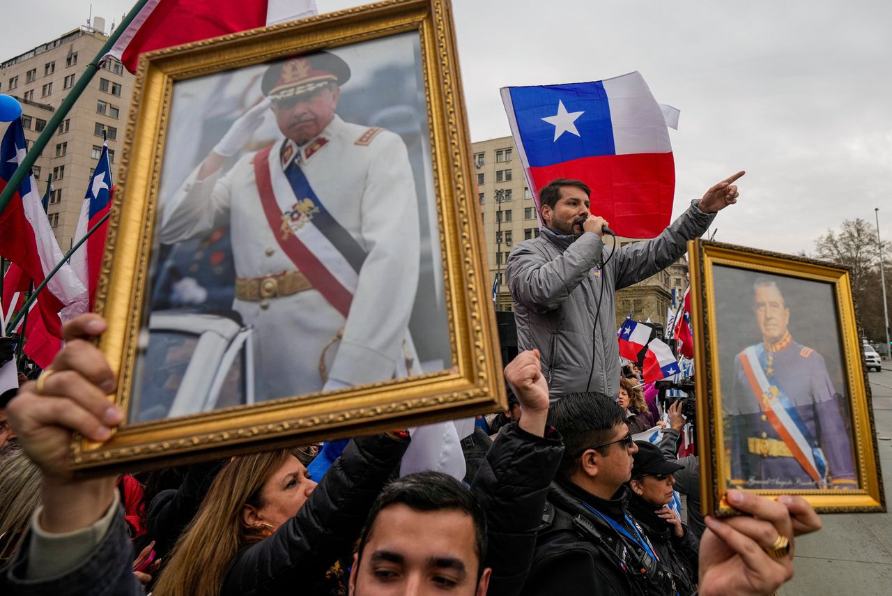 In de Chileense hoofdstad Santiago, nabij het presidentiële paleis, vieren Chilenen zaterdag de vijftigste verjaardag van de staatsgreep van dictator Augusto Pinochet in 1973.