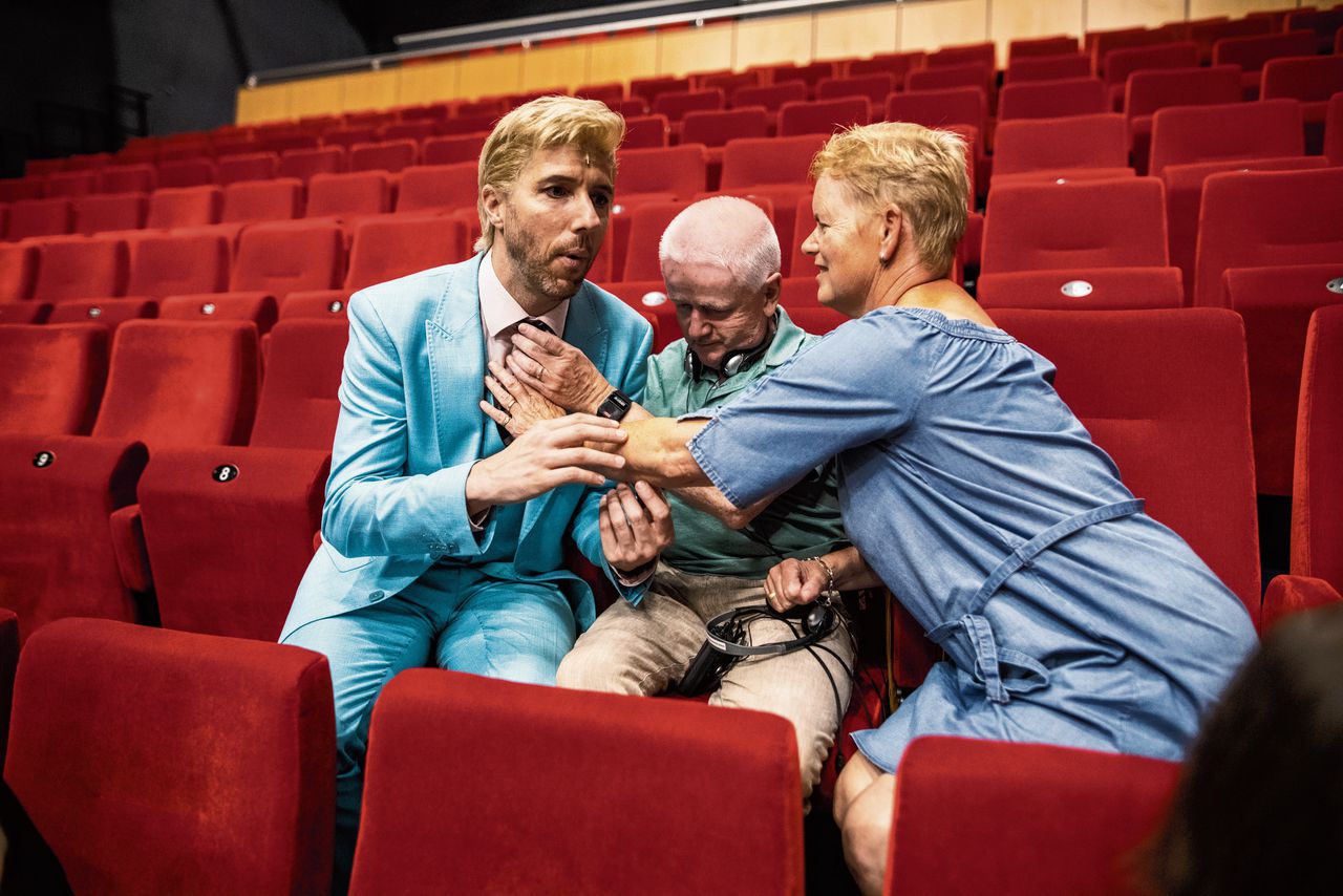 Acteur William Spaaij en slechtziende bezoekers tijdens een ‘meet & feel’ voorafgaand aan de musical ‘Grease’ in theater De Lievekamp in Oss.