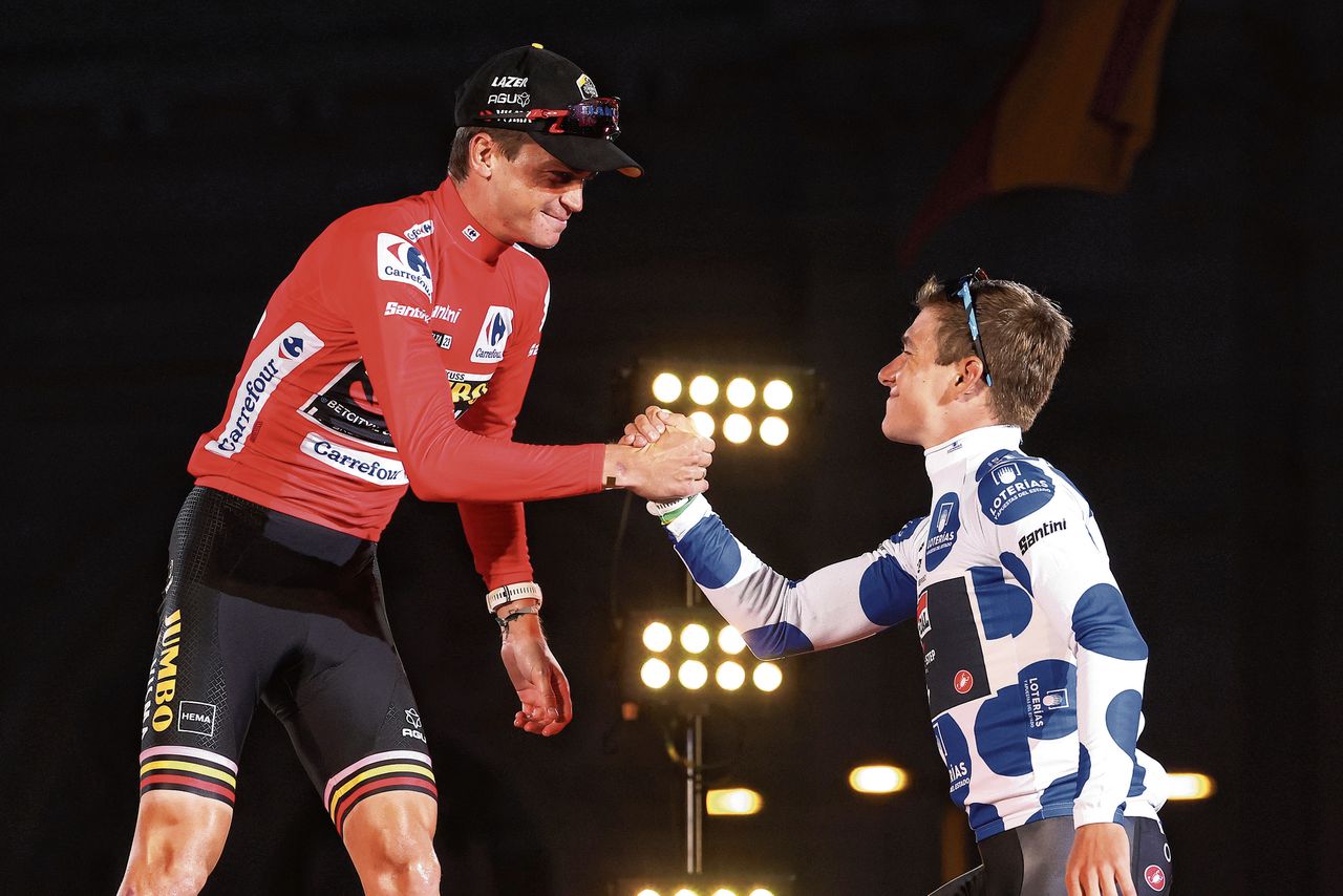 Vuelta-winnaar Sepp Kuss (Jumbo-Visma, links) met ‘bergkoning’ Remco Evenepoel (Soudal Quick-Step) op het podium in Madrid.