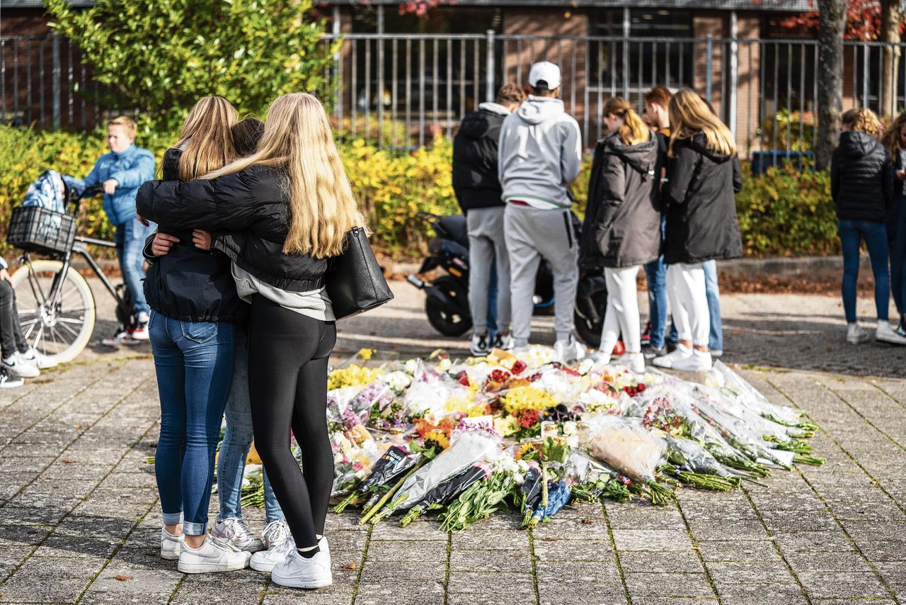 Leerlingen van de middelbare school Oscar Romero in Hoorn, oktober 2022. Een 14-jarige leerling werd doodgestoken door een 16-jarige jongen na een ruzie over een kledingruil.